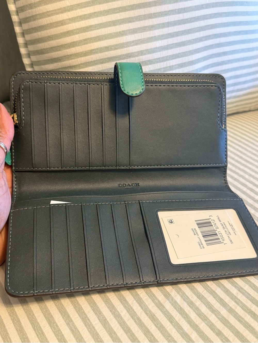 NWT Coach Green Smooth Leather Skinny Wallet with Gold 'C' Emblem - Picture 3 of 3